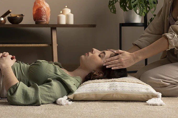 Femme recevant un accompagnement de relaxation en présentiel, représentant une séance d’hypnose intégrative et la sécurité somatique.