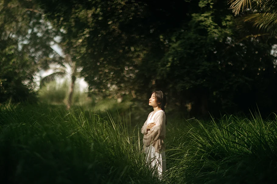 Femme dans la nature représentant la sécurité du système nerveux après un traumatisme