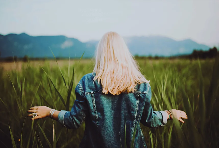 Femme dans la nature représentant l'expérience du calme après un traumatisme