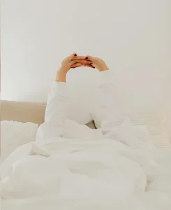 Personne au repos représentant la sécurité somatique et la conscience corporelle